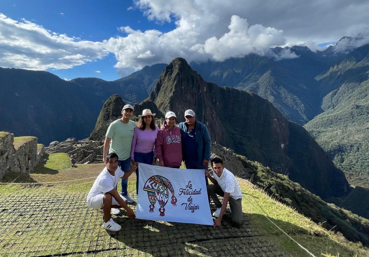 Grupo de viajeros de Kusiyay Tours en Machu Picchu