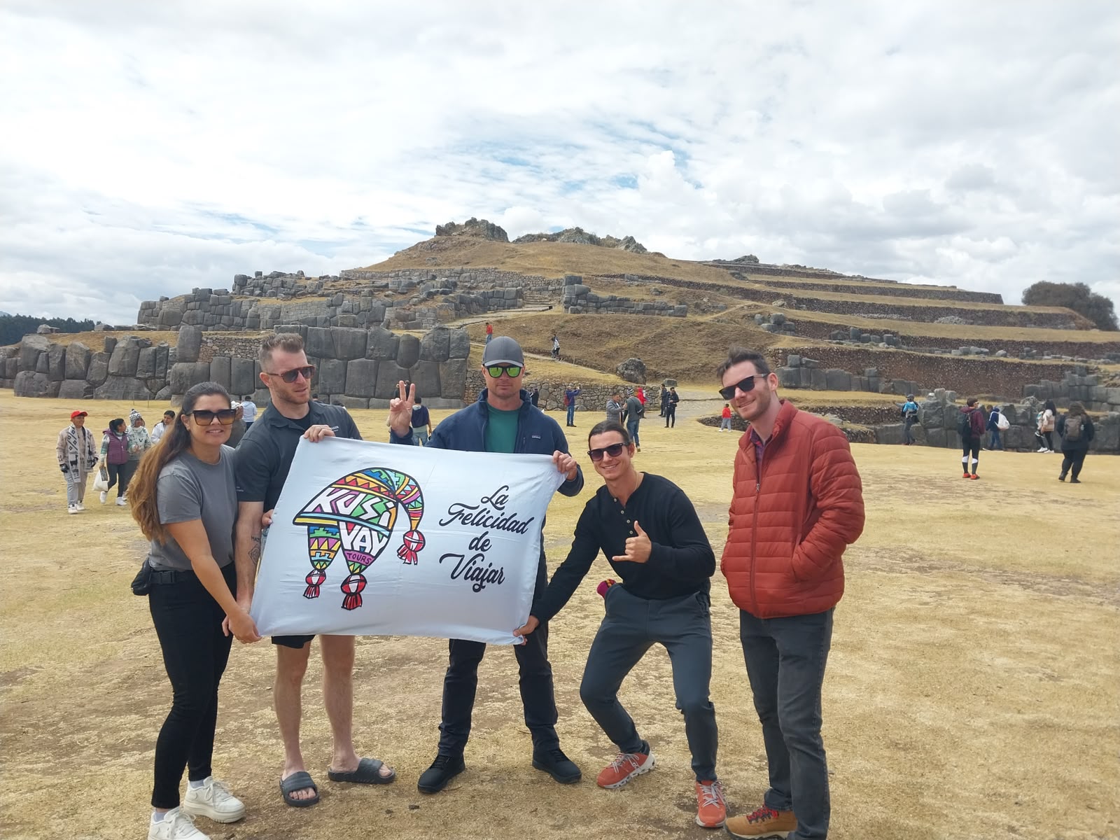 Grupo internacional viajando con Kusiyay Tours en Sacsayhuamán