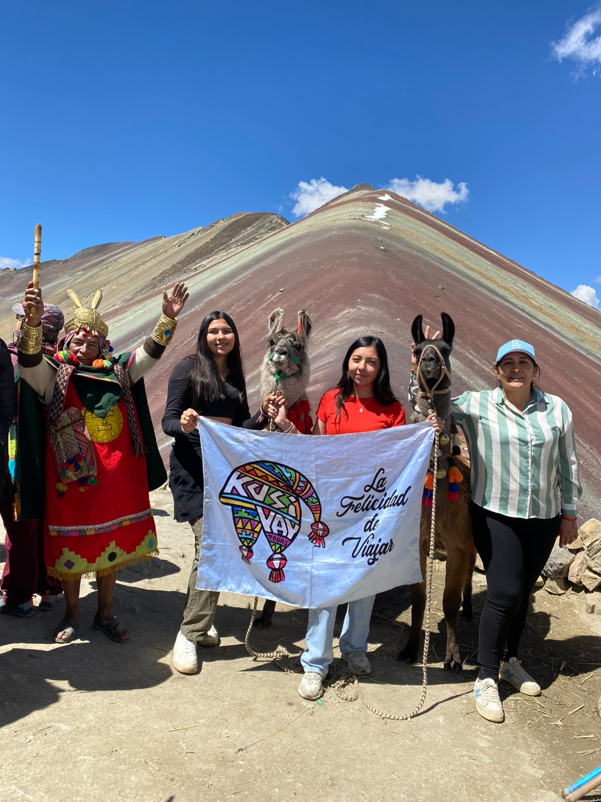 Viajeras de Kusiyay Tours en la Montaña de Siete Colores